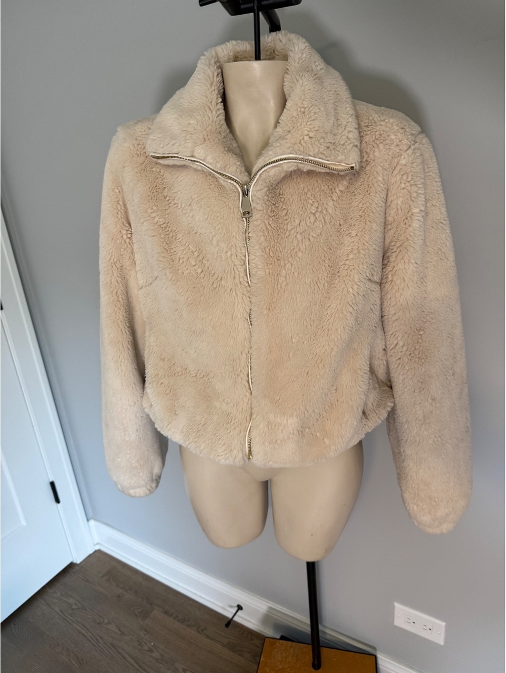Urban Outfitters Beige Faux Fur Zip-Up Jacket Size S - Picture 7 of 9